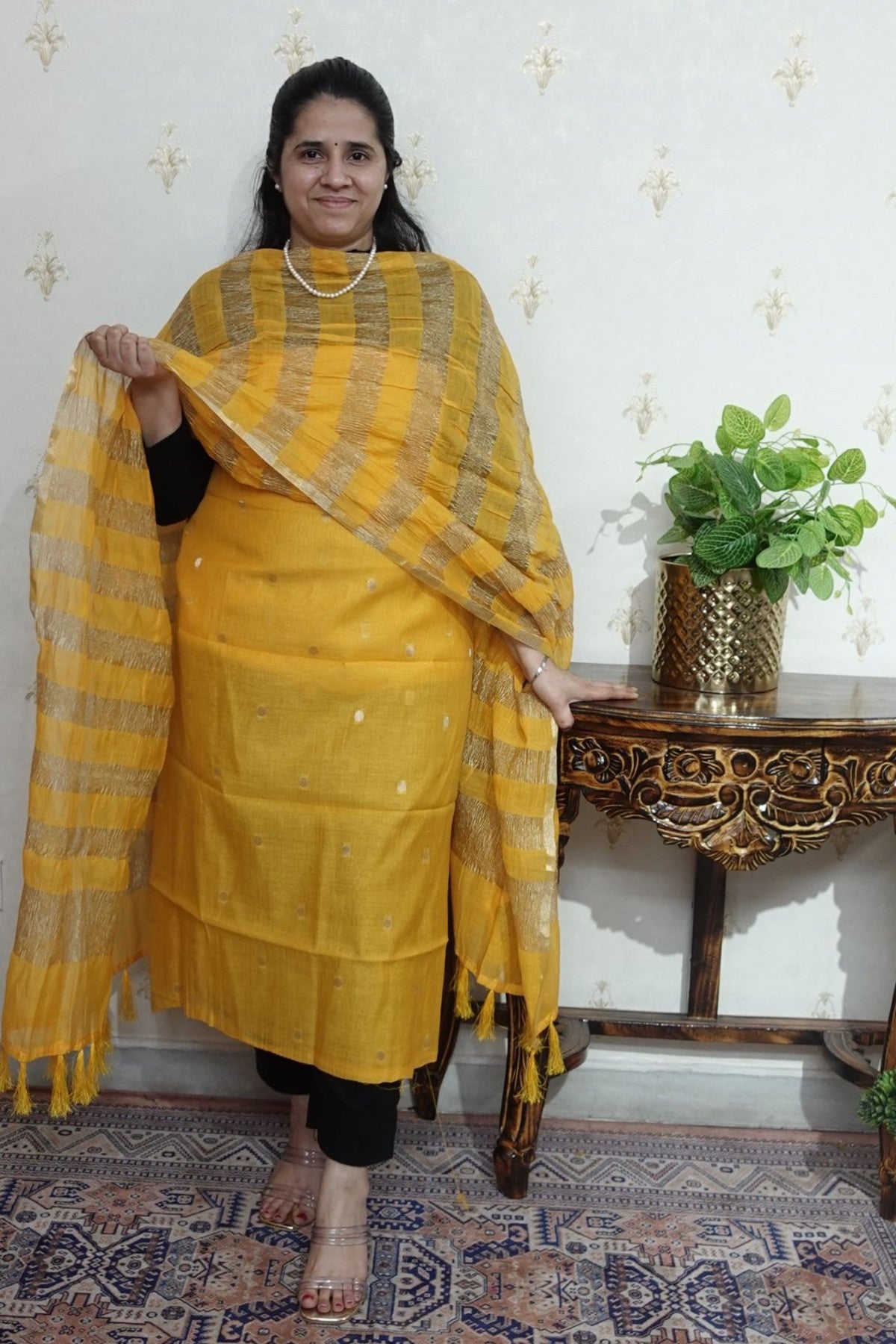 Mulchanderi Elegance: Banarsi Weaving with Crush Dupatta