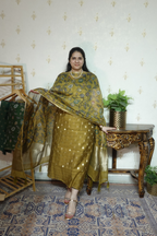 Mulchanderi Elegance: Tissue Border with Banarasi Weave and kalamkari Dupatta