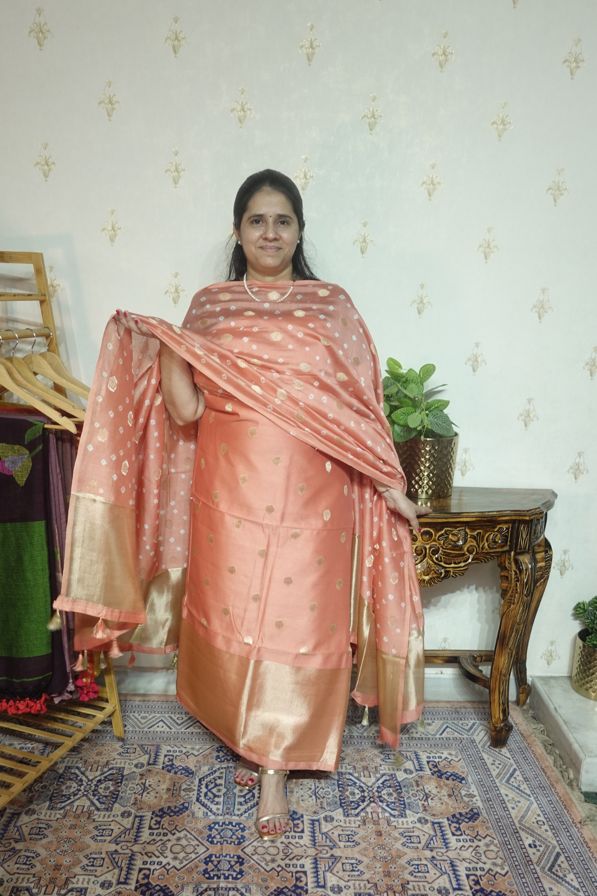 Pure Mul Elegance: Banarsi Weaving with Bandini Dupatta