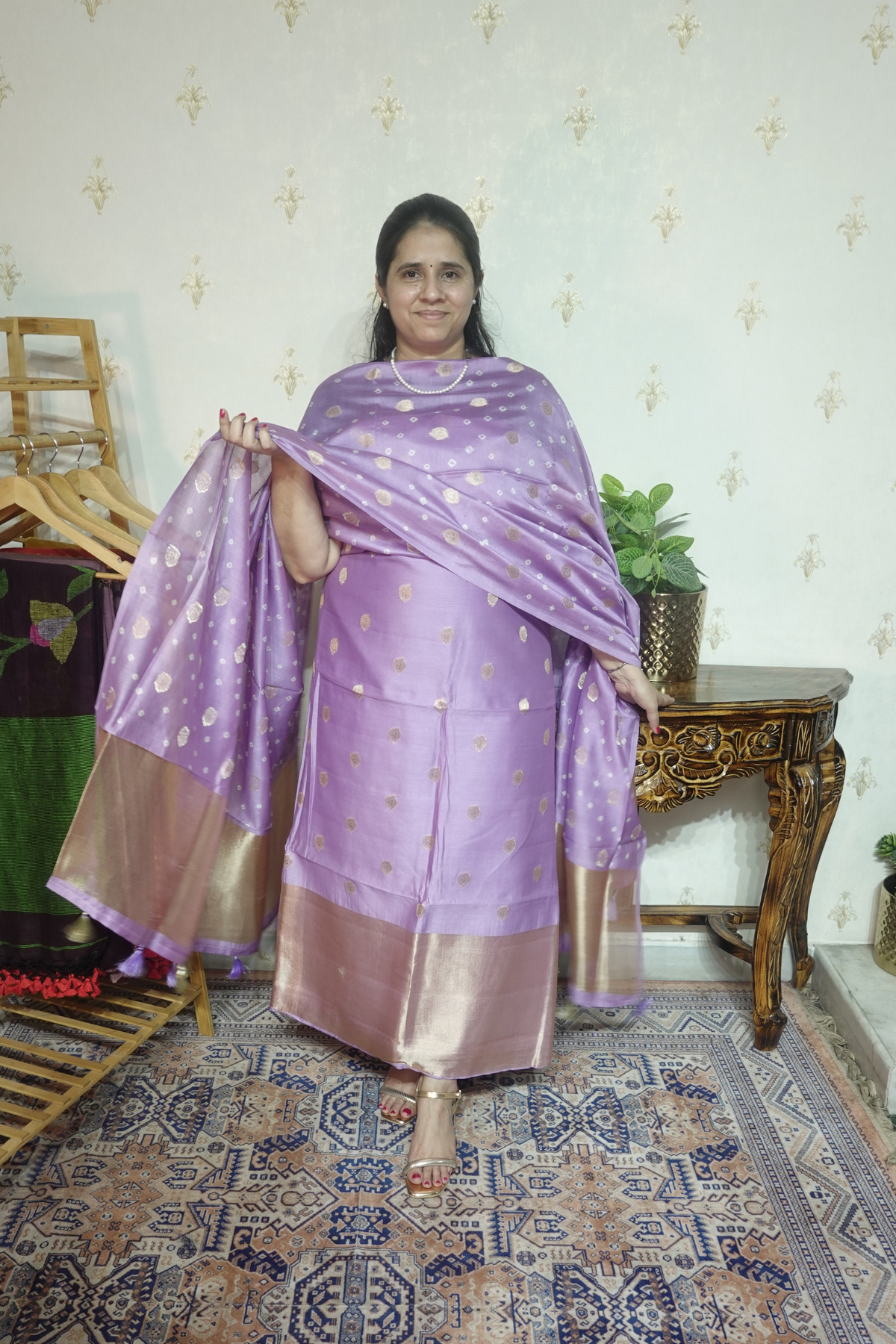 Pure Mul Elegance: Banarsi Weaving with Bandini Dupatta