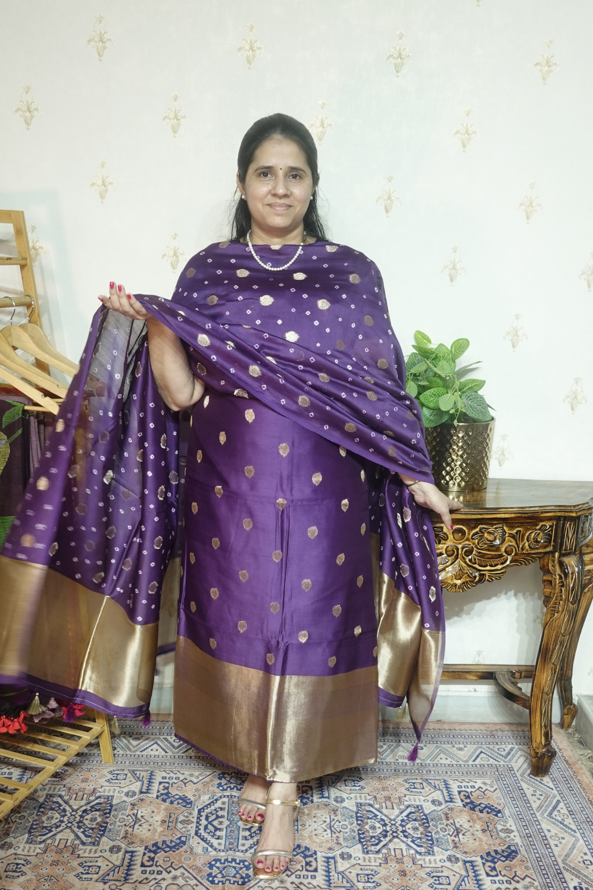 Pure Mul Elegance: Banarsi Weaving with Bandini Dupatta
