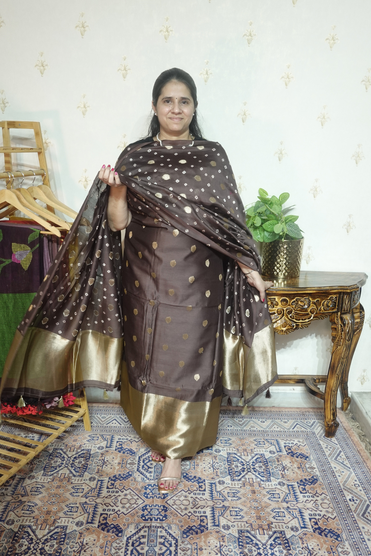 Pure Mul Elegance: Banarsi Weaving with Bandini Dupatta