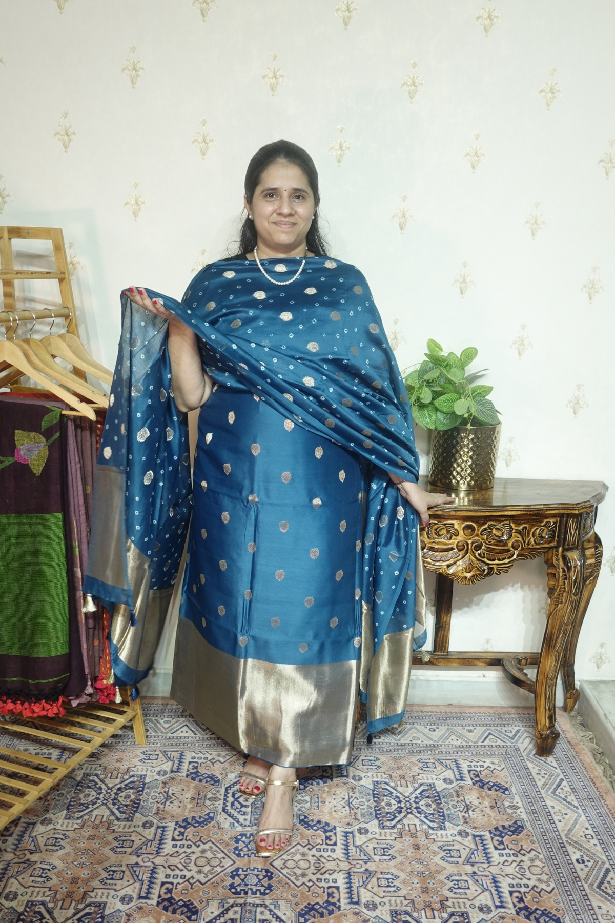 Pure Mul Elegance: Banarsi Weaving with Bandini Dupatta