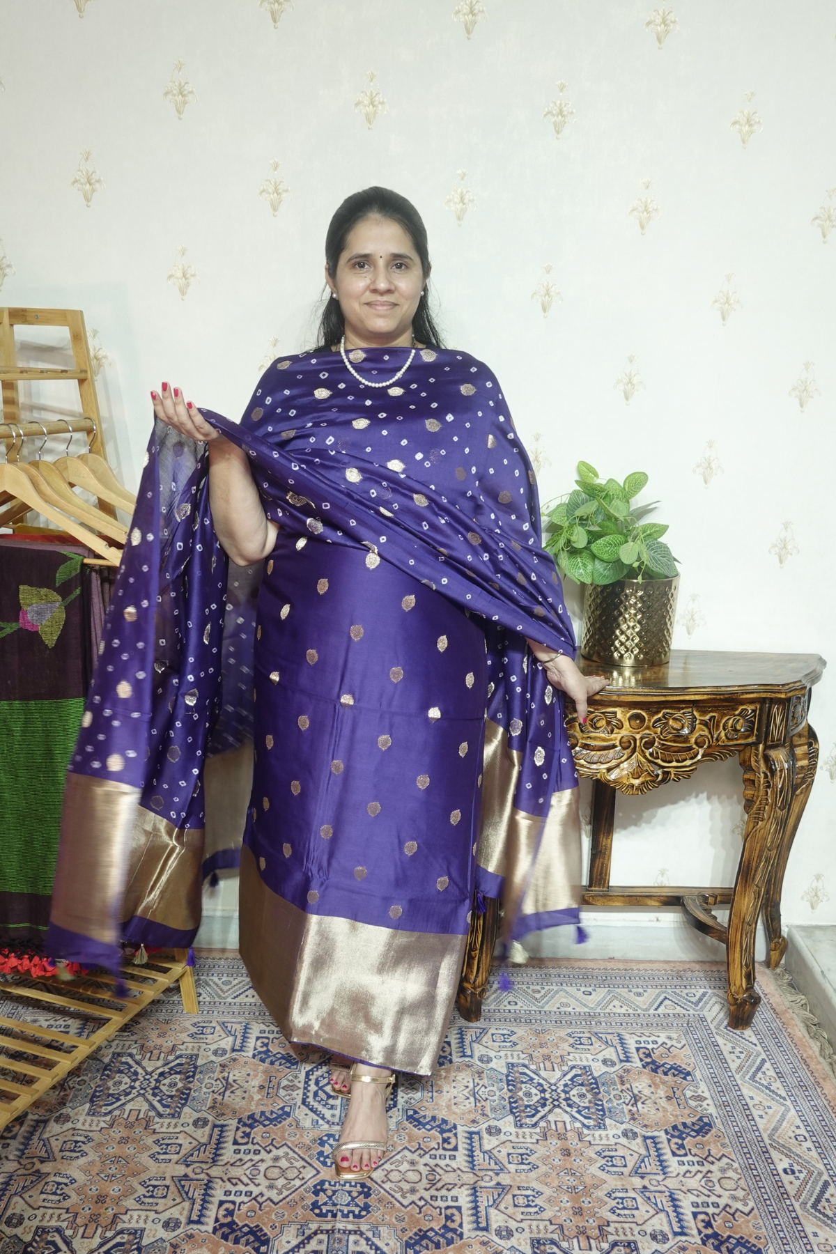 Pure Mul Elegance: Banarsi Weaving with Bandini Dupatta
